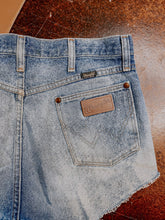 Load image into Gallery viewer, Vintages Wrangler Shorts Size 35
