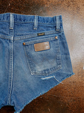 Load image into Gallery viewer, Vintage Wrangler Shorts Size 33
